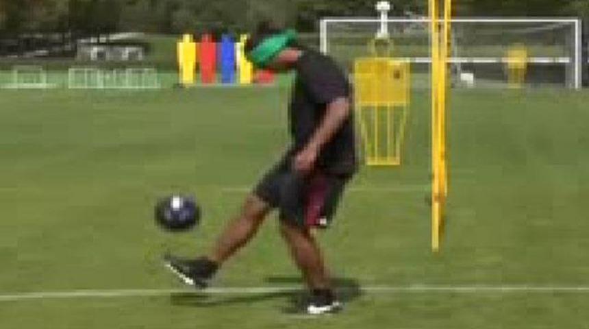 G&ouml;zleri kapalı, top sektirdiler! (VİDEO)