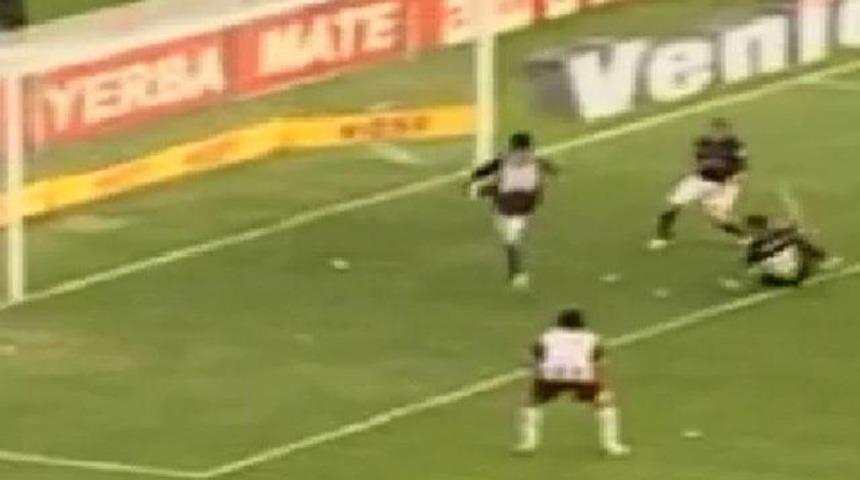 Kendi kalesine &ouml;yle bir gol attı ki (VİDEO)