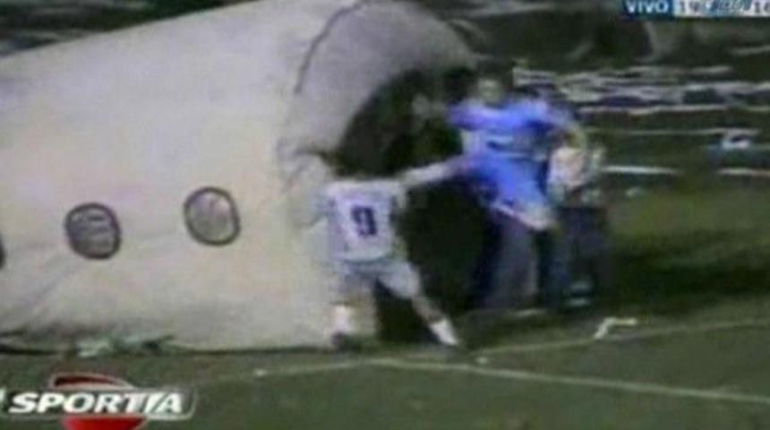 Rakibine u&ccedil;an tekme attı (VİDEO)