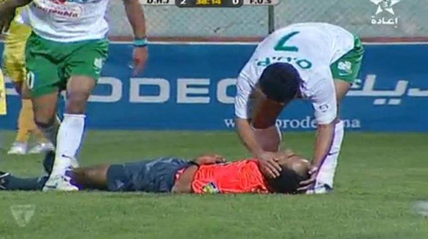 Sizce bu hakem neden yerde? (VİDEO)