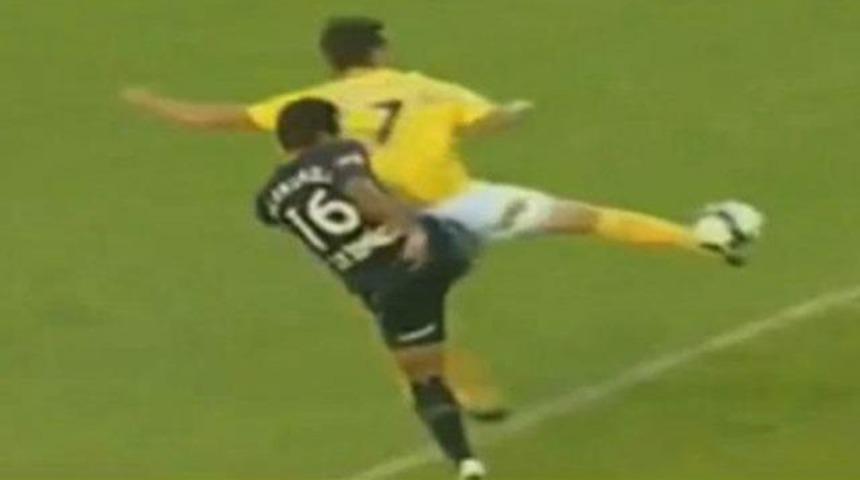 Futbolda g&ouml;r&uuml;nmez kaza! (VİDEO)