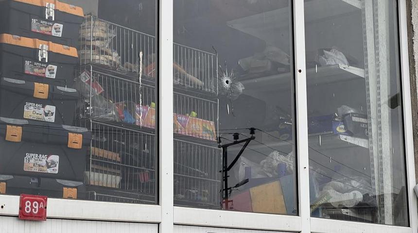 Silahını çıkarıp art arda ateş etti! Etraftakiler panikle kaçtı... Sultangazi'de iş yerine silahlı saldırı