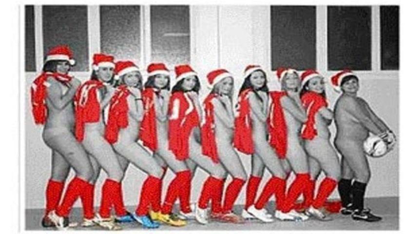 Kul&uuml;pleri i&ccedil;in soyundular!