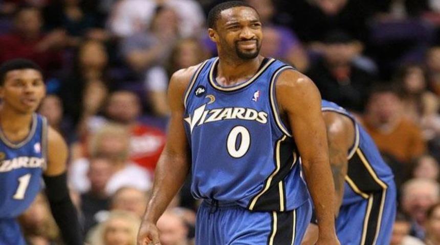 Soyunma odasında silahlar konuştu!