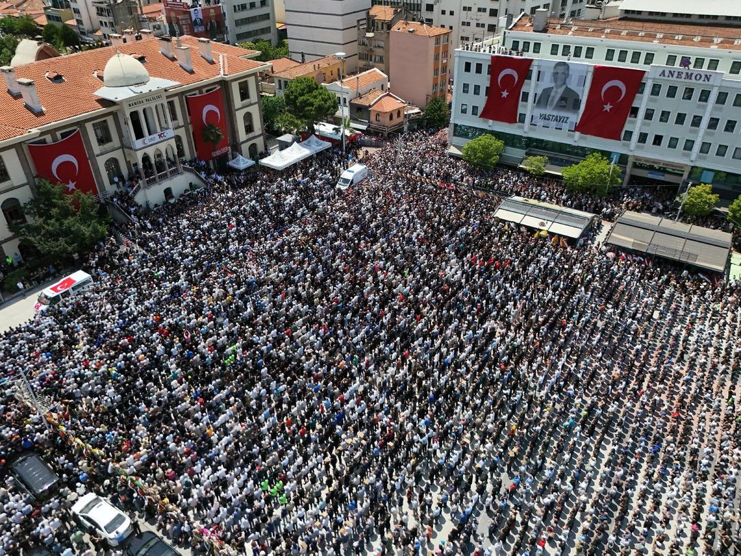 AA-20250610-38239728-38239720-MANISA_BUYUKSEHIR_BELEDIYE_BASKANI_FERDI_ZEYREK_SON_YOLCULUGUNA_UGURLANDI (1)
