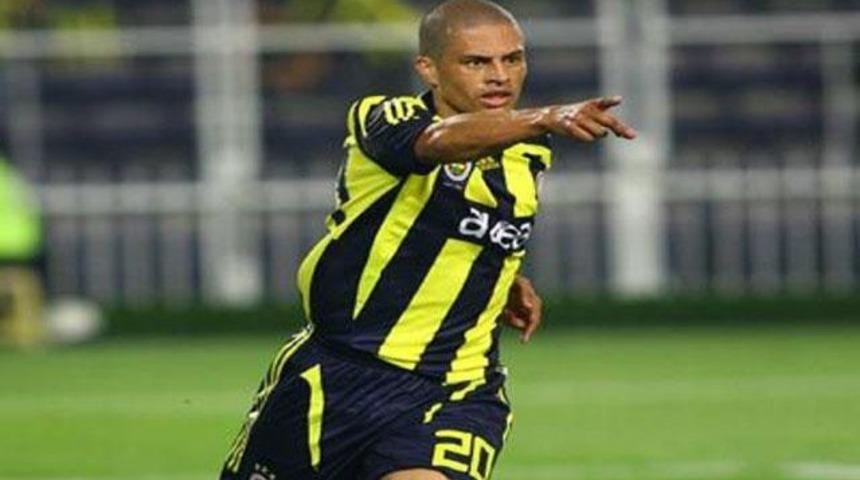 Alex, son gol&uuml; Carlos'a attı