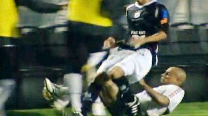 Carlos kul&uuml;beye daldı! (VİDEO)