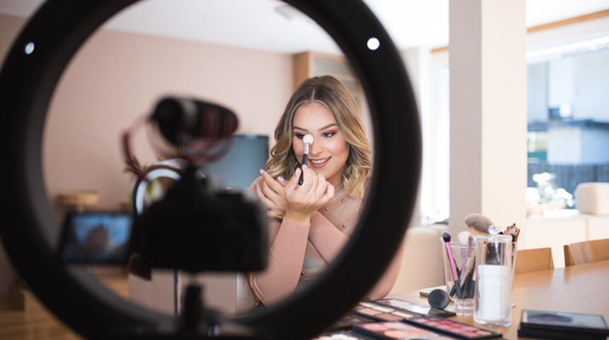 Video çekmek istiyor ve başlayamıyorsan buraya! Reels/TikTok video fikirleri: Kısa, eğlenceli “Benimle bir gün” tarzı videolar nasıl yapılır? İzlenme garantili sosyal medya video fikirleri