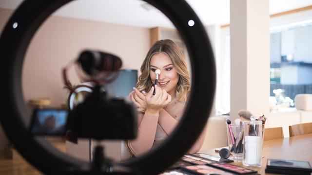 Video çekmek istiyor ve başlayamıyorsan buraya! Reels/TikTok video fikirleri: Kısa, eğlenceli “Benimle bir gün” tarzı videolar nasıl yapılır? İzlenme garantili sosyal medya video fikirleri