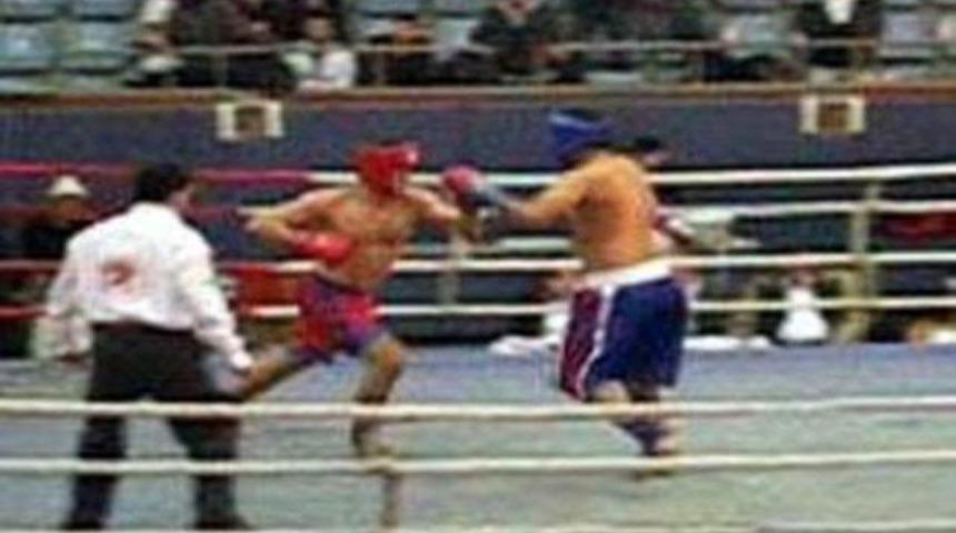 Bu yumruk &ouml;ld&uuml;rd&uuml;!