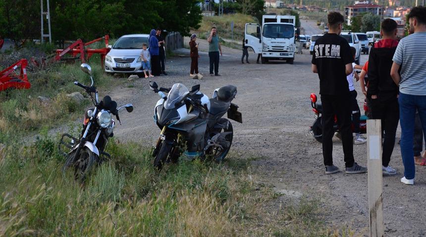Kayseri'de yola dökülen madeni yağ nedeniyle devrilen motosikletteki 2 kişi yaralandı