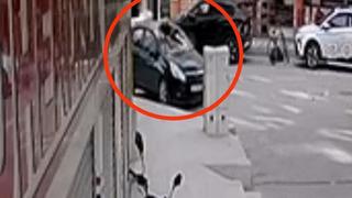 Yer: Siirt! Küçük çocuk 5'inci kattan arabanın üstüne düştü