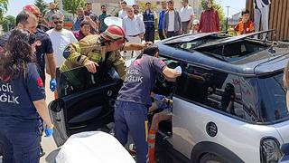 Direksiyon başında nöbet geçirdi! Bariyerlere çarparak durabildi