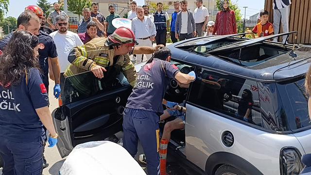 Direksiyon başında nöbet geçirdi! Bariyerlere çarparak durabildi