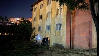 Siirt'te polis lojmanında çıkan yangında 13 kişi dumandan etkilendi
