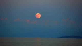 Van Gölü üzerinde dolunay güzelliği