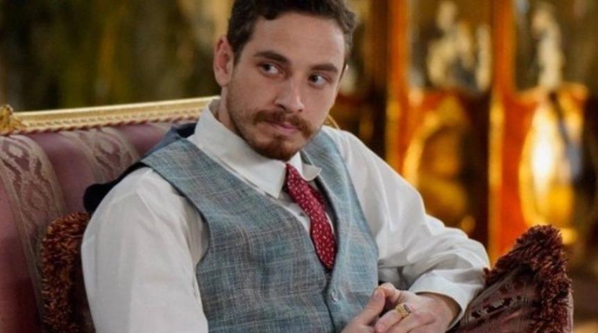 Şakir Paşa Ailesi'nin başrolü Cem Yiğit Üzümoğlu sevgilisiyle tatilde! Plajda aşka geldi 