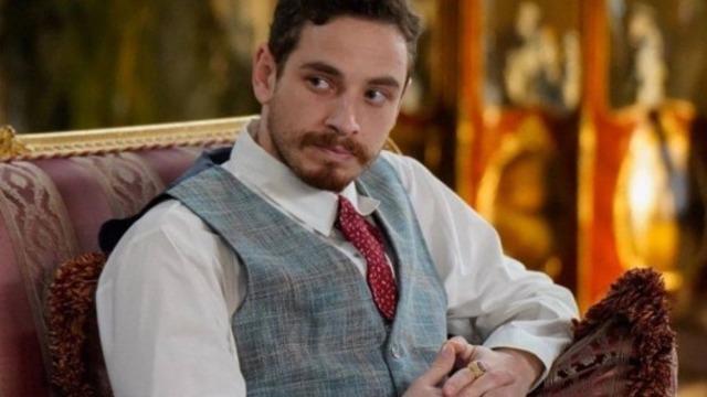 Şakir Paşa Ailesi'nin başrolü Cem Yiğit Üzümoğlu sevgilisiyle tatilde! Plajda aşka geldi 