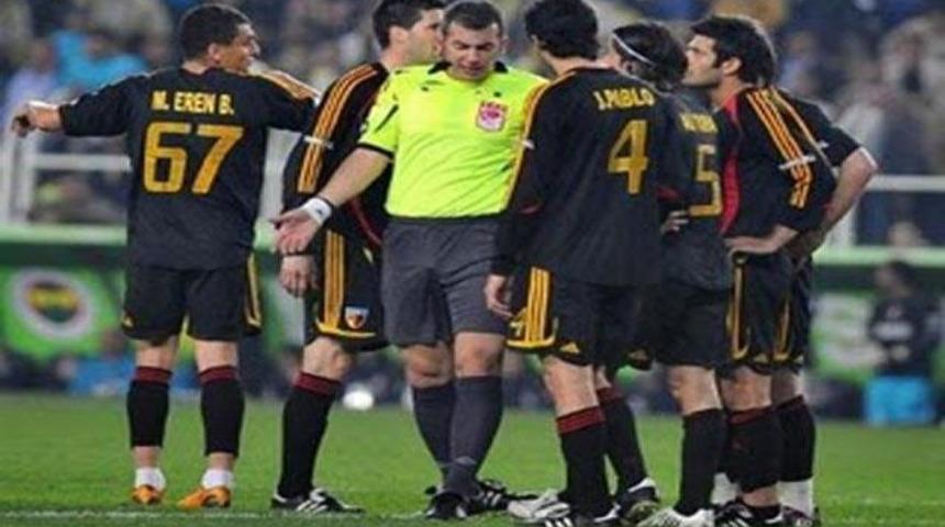 Hakemliği bıraktı, bombaladı!