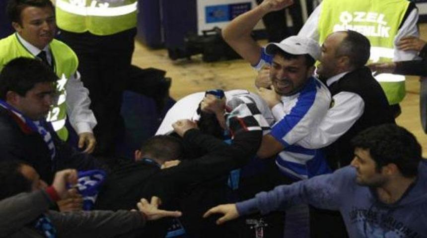 Beşiktaş trib&uuml;n&uuml;ne baskın!