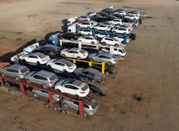 Türkiye sınırında dikkat çeken görüntü! İkinci el araçlar tırlarla Suriye'ye taşınıyor