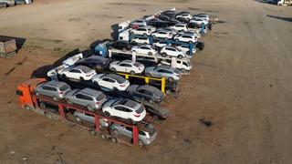 Türkiye sınırında dikkat çeken görüntü! İkinci el araçlar tırlarla Suriye'ye taşınıyor