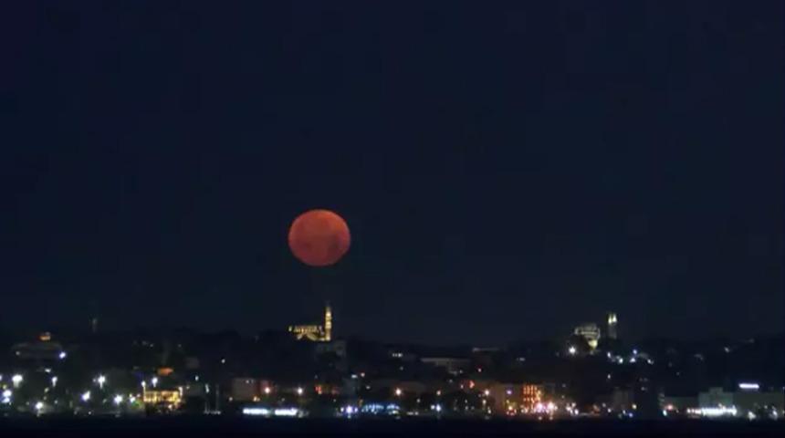 18 yıl aradan sonra İstanbul'da görüldü! 'Çilek Dolunayı' rengiyle izleyenleri büyüledi
