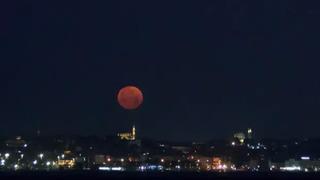 18 yıl aradan sonra İstanbul'da görüldü! 'Çilek Dolunayı' rengiyle izleyenleri büyüledi