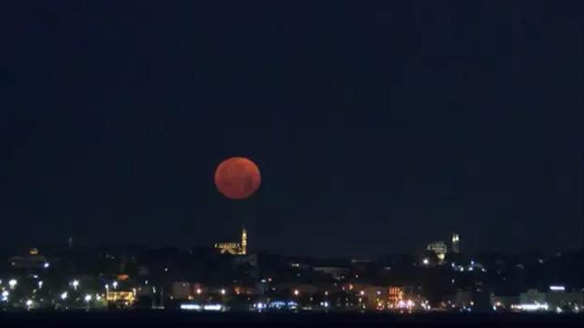 18 yıl aradan sonra İstanbul'da görüldü! 'Çilek Dolunayı' rengiyle izleyenleri büyüledi