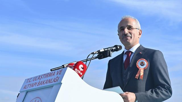 Türkiye’deki araçların yarısı bayramda otoyollardaydı… Bakan Uraloğlu açıkladı: Yaklaşık 16,3 milyon araç geçiş yaptı