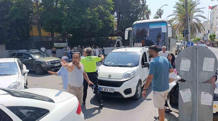 Antalya’da zincirleme kaza: 2.4 promil alkollü sürücünün ehliyetine el konuldu