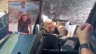Korku dolu anlar kamerada: Turistleri taşıyan tur otobüsüne taşla saldırıp şoförün başını yardılar!