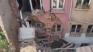 Fatih'te korku dolu dakikalar! Binanın bir kısmı çöktü: Kendi imkanlarıyla çıktılar