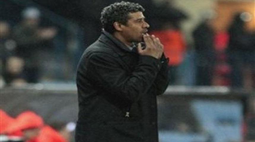 Rijkaard'ı mahkemeye veriyor
