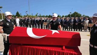 Kalbine yenik düşen polis için tören