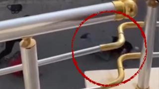 Sokak ortasında kadını rehin aldı! O anlara kayıtsız kalamayan bir vatandaş tekmeyle saldırganı yere indirdi