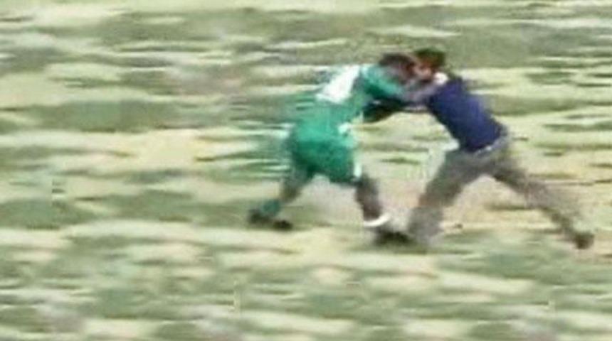 Futbolcu taraftara kafa attı!