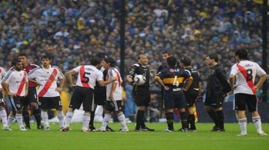 S&uuml;per derbi yarıda kaldı!