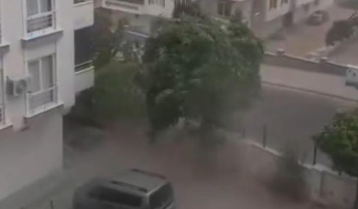 Gaziantep'te yaz günü fırtına görüntüsü! Ağaçlar devrildi, çatılar uçtu, elektrik telleri koptu... G3