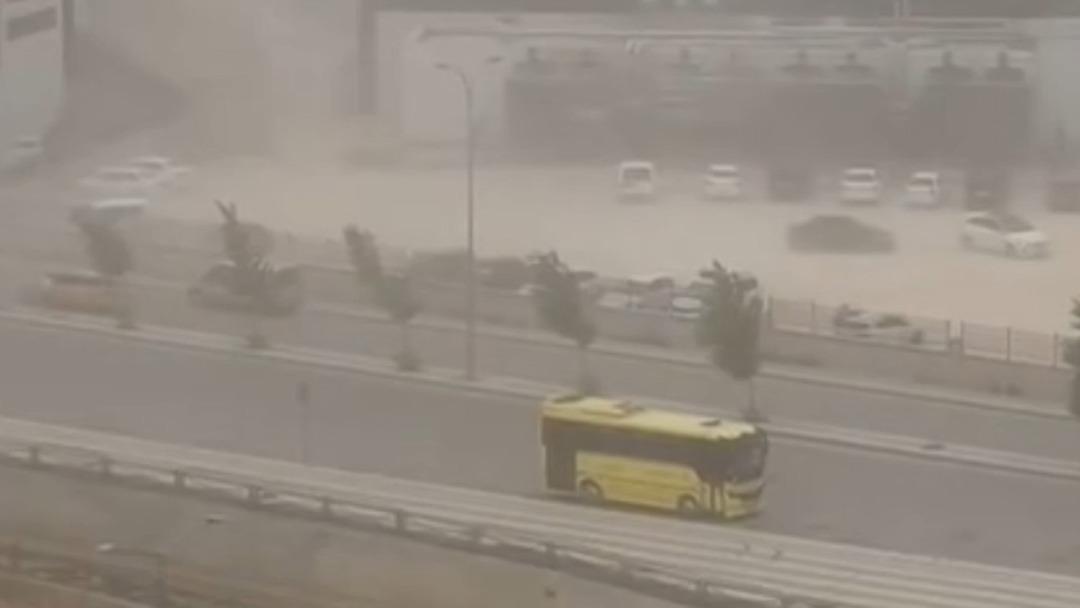 Gaziantep'te yaz g&uuml;n&uuml; fırtına g&ouml;r&uuml;nt&uuml;s&uuml;! Ağa&ccedil;lar devrildi, &ccedil;atılar u&ccedil;tu, elektrik telleri koptu...