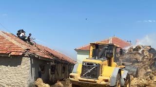 Üstü çadırla kapatılan saman balyaları alev aldı, itfaiye müdahale etti