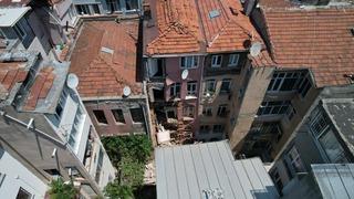 Fatih'te 3 katlı binanın balkonu çöktü, bina tahliye edildi