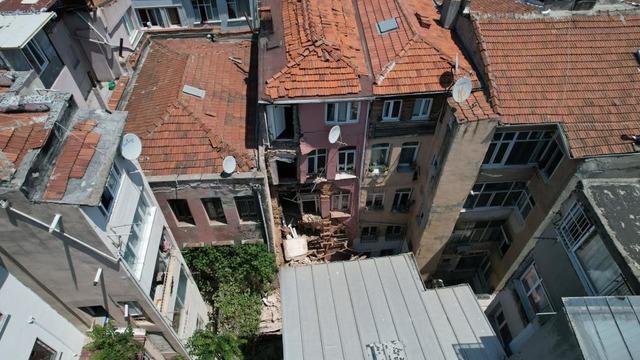 Fatih'te 3 katlı binanın balkonu çöktü, bina tahliye edildi