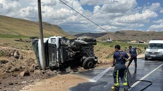 Kum yüklü tır devrildi: Sürücü yara almadan kurtuldu