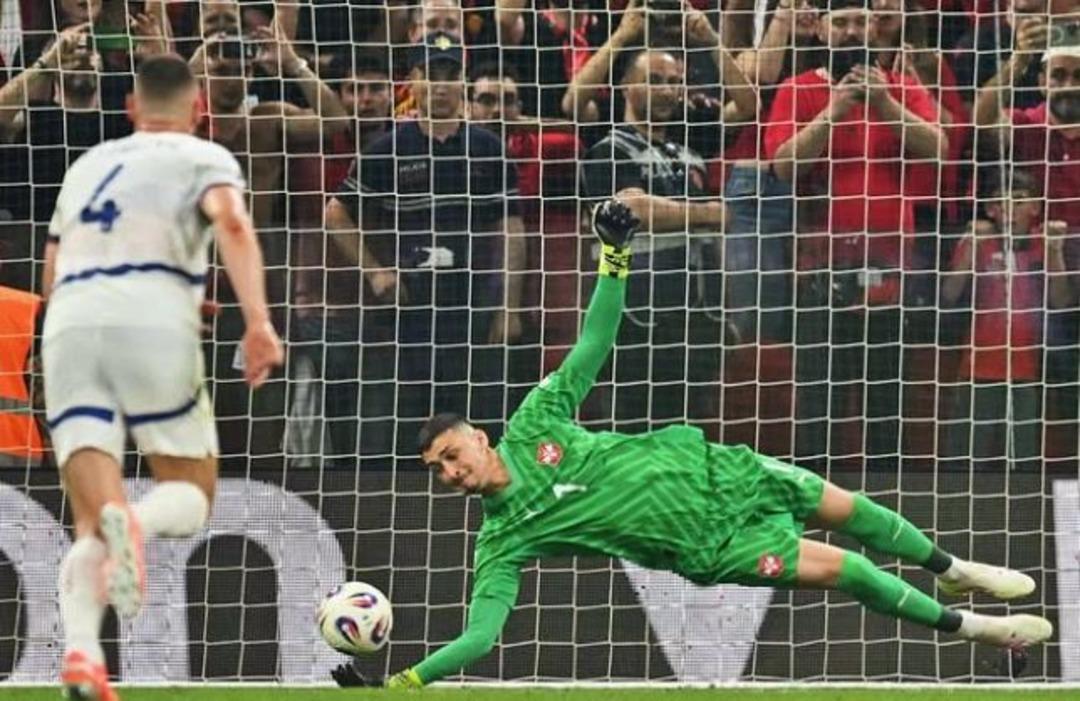 Galatasaray Muslera nın yerini o isimle dolduracak! Chelsea nin 25 yaşındaki kalecisi sarı-kırmızılıların radarında 2