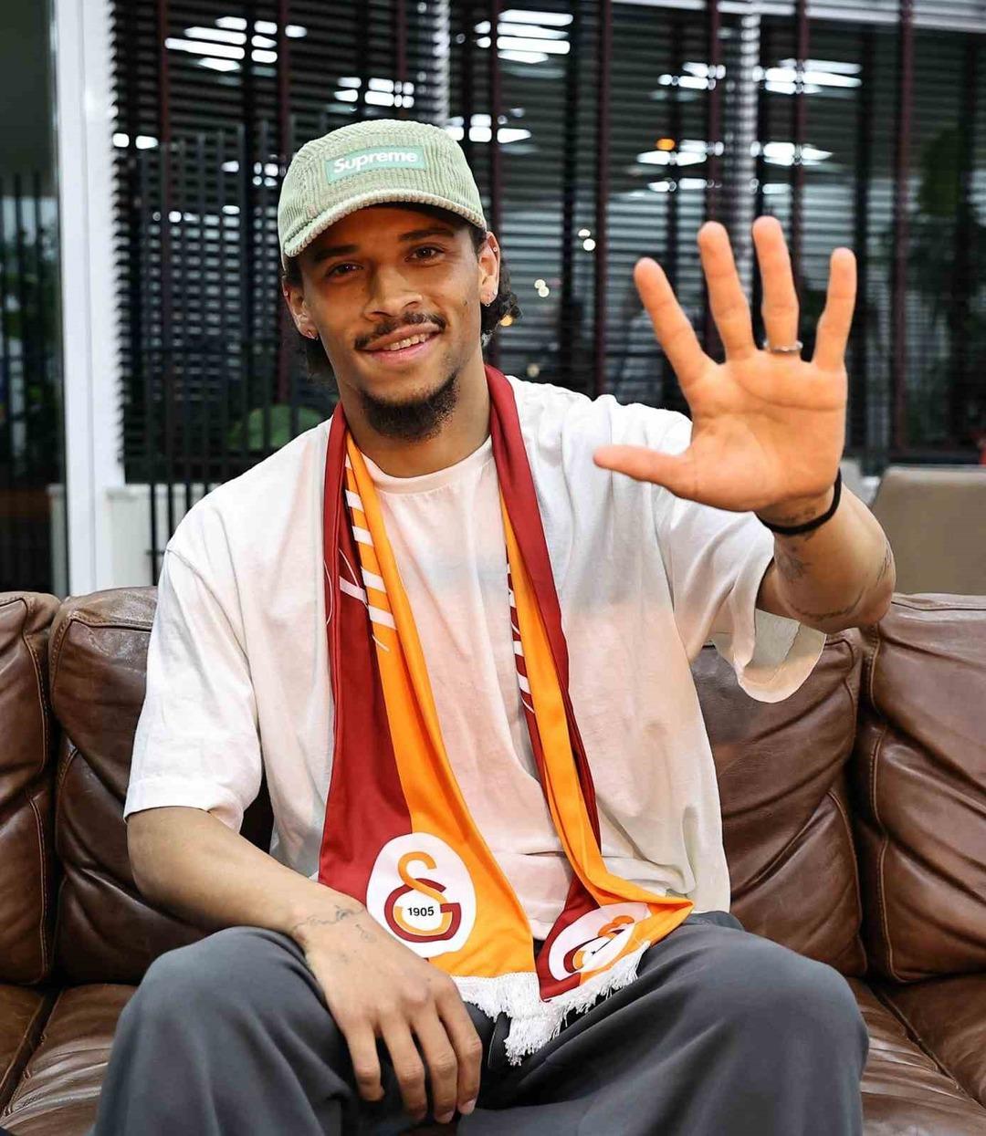 Leroy Sane resmen Galatasaray da! Yıldız futbolcu gece geç saatlerde İstanbul a geldi... Fenerbahçe de istemişti, Sarı-Kırmızılılar ı seçme nedenini açıkladı, forma numarası belli oldu...   3