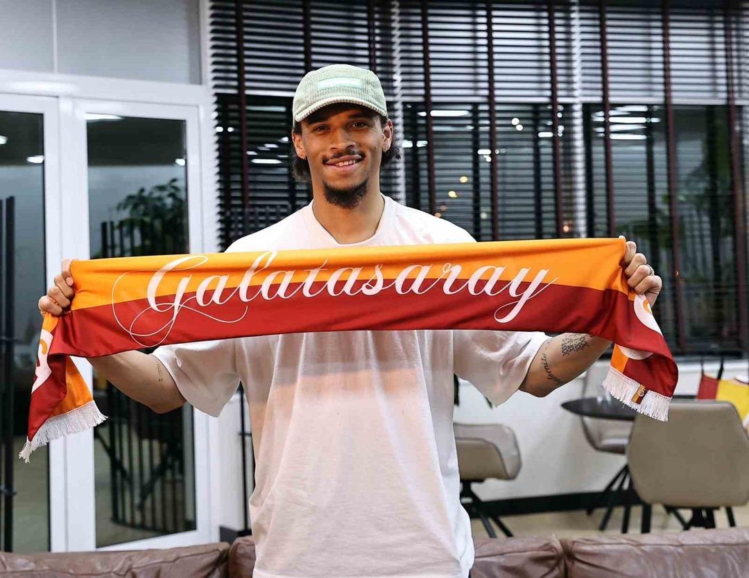 Leroy Sane resmen Galatasaray da! Yıldız futbolcu gece geç saatlerde İstanbul a geldi... Fenerbahçe de istemişti, Sarı-Kırmızılılar ı seçme nedenini açıkladı, forma numarası belli oldu...   4