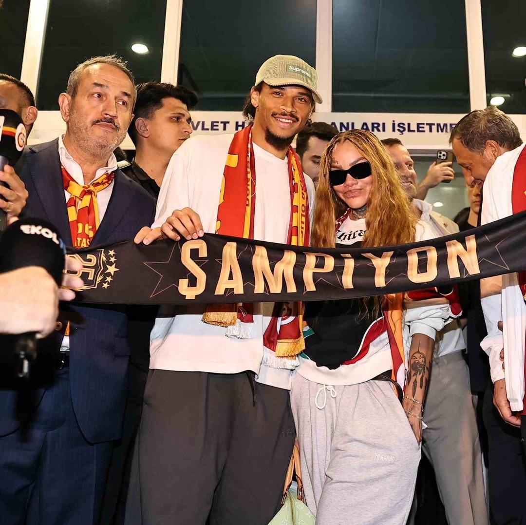 Leroy Sane resmen Galatasaray da! Yıldız futbolcu gece geç saatlerde İstanbul a geldi... Fenerbahçe de istemişti, Sarı-Kırmızılılar ı seçme nedenini açıkladı, forma numarası belli oldu...   1
