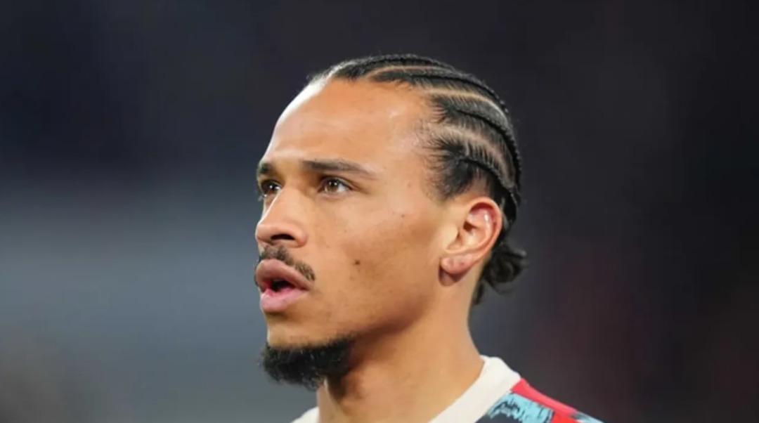 Leroy Sane resmen Galatasaray da! Yıldız futbolcu gece geç saatlerde İstanbul a geldi... Fenerbahçe de istemişti, Sarı-Kırmızılılar ı seçme nedenini açıkladı, forma numarası belli oldu...   2