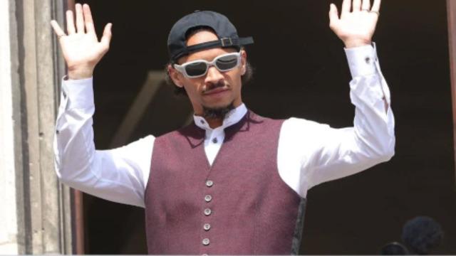 Leroy Sane resmen Galatasaray'da! Yıldız futbolcu gece geç saatlerde İstanbul'a geldi... Fenerbahçe de istemişti, Sarı-Kırmızılılar'ı seçme nedenini açıkladı, forma numarası belli oldu...  